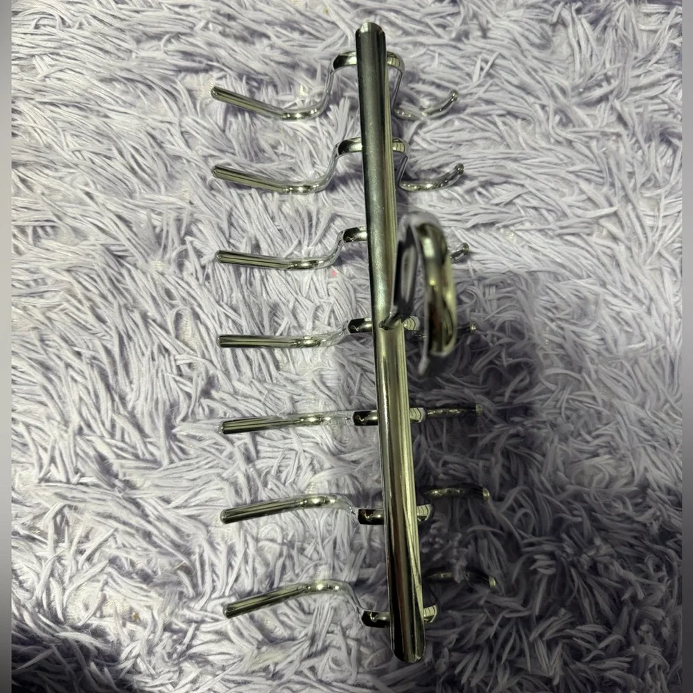 Metal belt hanger